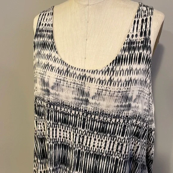 Rose & Olive sleeveless black and white tank - Picture 2 of 7